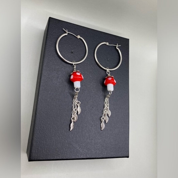 🚨HOST PICK🚨 2/$20 🍄🍃Amanita Muscaria Mushroom Leaf Chain Hoop Earrings - Picture 3 of 5